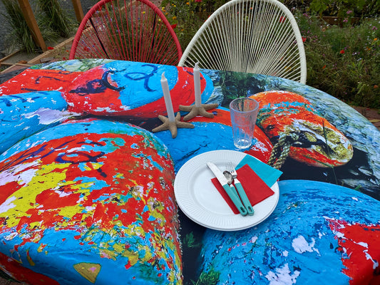 Nappes originales donnant un style particulier à votre cuisine ou salle à dîner! 100%polyester. Qualité d’Impression supérieure, par sublimation,donnant un rendu de couleurs vibrantes et stables, qui ne délavent pas. Encres écologiques sans solvants, à base d’eau. Durable ,supportant une utilisation quotidienne. Facile d’ entretien.Lavage à l’ eau froide, cycle délicat et séchage courte durée à la sécheuse. Sans repassage,anti tache si celle ci est nettoyée rapidement. Différents formats disponibles.