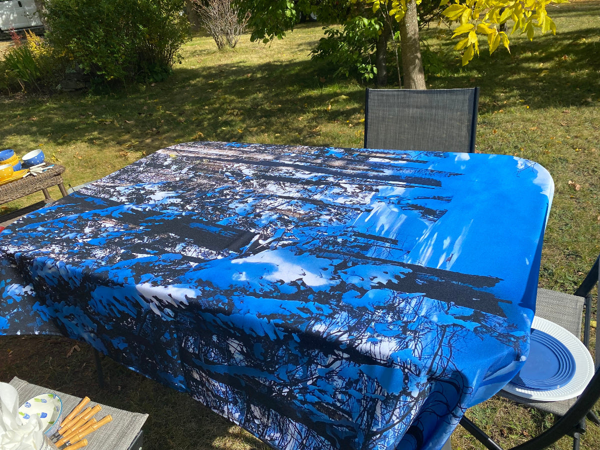 Nappes originales donnant un style particulier à votre cuisine ou salle à dîner! 100%polyester. Qualité d’Impression supérieure, par sublimation,donnant un rendu de couleurs vibrantes et stables, qui ne délavent pas. Encres écologiques sans solvants, à base d’eau. Durable ,supportant une utilisation quotidienne. Facile d’ entretien.Lavage à l’ eau froide, cycle délicat et séchage courte durée à la sécheuse. Sans repassage,anti tache si celle ci est nettoyée rapidement. Différents formats disponibles.