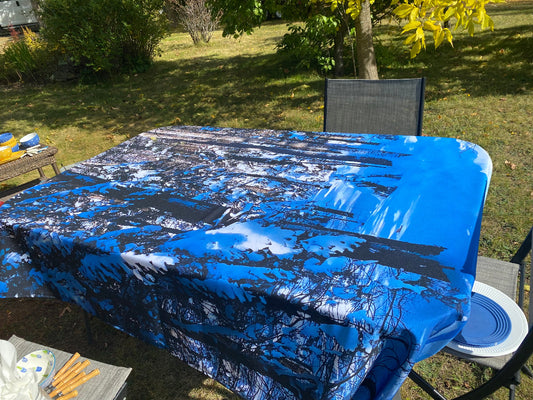 Nappes originales donnant un style particulier à votre cuisine ou salle à dîner! 100%polyester. Qualité d’Impression supérieure, par sublimation,donnant un rendu de couleurs vibrantes et stables, qui ne délavent pas. Encres écologiques sans solvants, à base d’eau. Durable ,supportant une utilisation quotidienne. Facile d’ entretien.Lavage à l’ eau froide, cycle délicat et séchage courte durée à la sécheuse. Sans repassage,anti tache si celle ci est nettoyée rapidement. Différents formats disponibles.