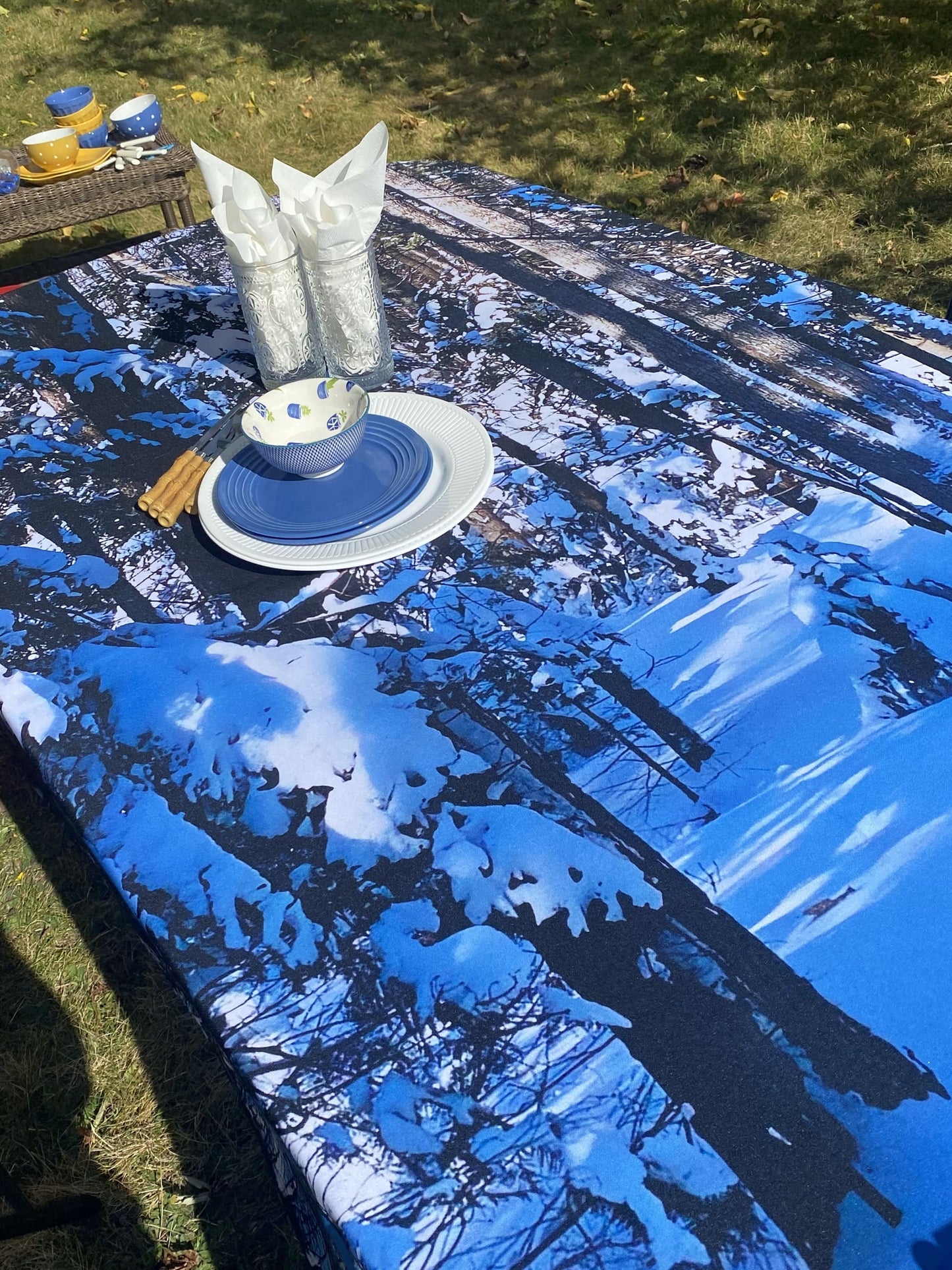 Nappes originales donnant un style particulier à votre cuisine ou salle à dîner! 100%polyester. Qualité d’Impression supérieure, par sublimation,donnant un rendu de couleurs vibrantes et stables, qui ne délavent pas. Encres écologiques sans solvants, à base d’eau. Durable ,supportant une utilisation quotidienne. Facile d’ entretien.Lavage à l’ eau froide, cycle délicat et séchage courte durée à la sécheuse. Sans repassage,anti tache si celle ci est nettoyée rapidement. Différents formats disponibles.