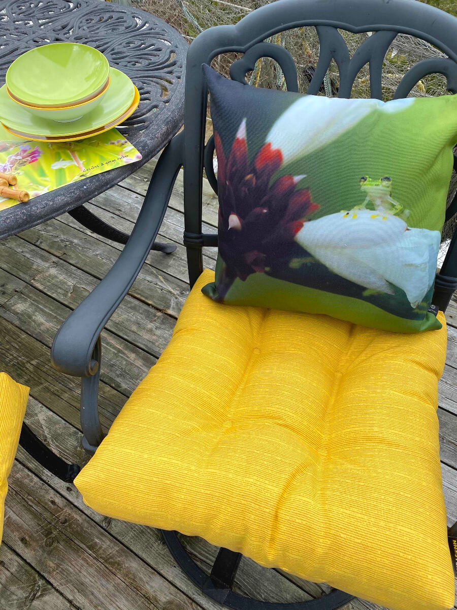 Outdoor cushions Frog and white flower 18x18 CV-1818-054